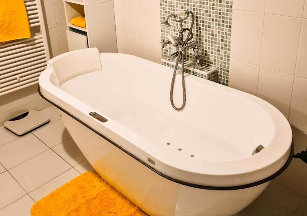 Moat Holiday Rental room 4