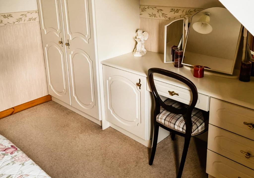 Moat Holiday Rental room 5